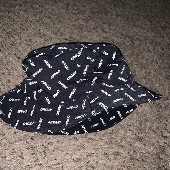 Oakley Accessories - 🌊 Oakley bucket hat